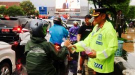 Foto: Kapolrestabes Semarang Kombes Pol M Syahduddi, saat membagikan takjil kepada pengguna jalan di Simpang Lima Semarang. (Dok Ist)