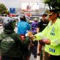Foto: Kapolrestabes Semarang Kombes Pol M Syahduddi, saat membagikan takjil kepada pengguna jalan di Simpang Lima Semarang. (Dok Ist)