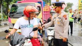 Foto: Kapolres Grobogan AKBP Ike Yulianto Wicaksono, saat membagikan takjil kepada pengguna jalan. Jumat (7/3/2025).