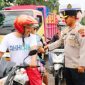 Foto: Kapolres Grobogan AKBP Ike Yulianto Wicaksono, saat membagikan takjil kepada pengguna jalan. Jumat (7/3/2025).