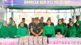Foto: Dandim Pati Letkol Inf Jon Young Saragi bersama istri dan para Persit, sebelum membagikan takjil.