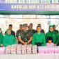 Foto: Dandim Pati Letkol Inf Jon Young Saragi bersama istri dan para Persit, sebelum membagikan takjil.