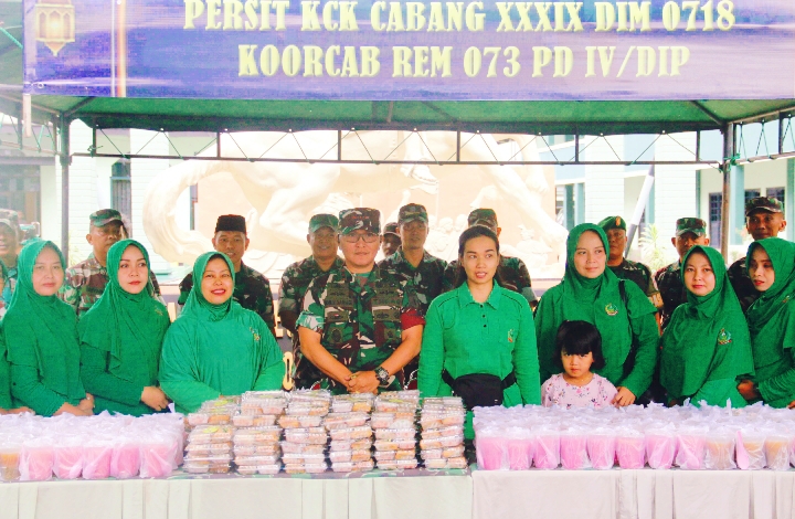 Foto: Dandim Pati Letkol Inf Jon Young Saragi bersama istri dan para Persit, sebelum membagikan takjil.