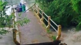 Kondisi jembatan penghubung antar dukuh Ngrawut ke dukuh Ngampel Desa Plosorejo kecamatan Randublatung, putus tergerus banjir usai hujan deras. Sabtu (8/3/2025).