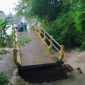 Kondisi jembatan penghubung antar dukuh Ngrawut ke dukuh Ngampel Desa Plosorejo kecamatan Randublatung, putus tergerus banjir usai hujan deras. Sabtu (8/3/2025).