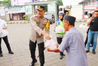 Kapolres Demak, AKBP Ari Cahya Nugraha, saat berbagi takjil kepada pemudik.