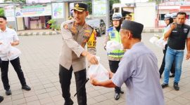 Kapolres Demak, AKBP Ari Cahya Nugraha, saat berbagi takjil kepada pemudik.