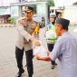 Kapolres Demak, AKBP Ari Cahya Nugraha, saat berbagi takjil kepada pemudik.