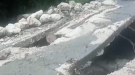Kondisi jembatan terputus usai diterjang derasnya aliran sungai.