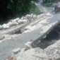 Kondisi jembatan terputus usai diterjang derasnya aliran sungai.