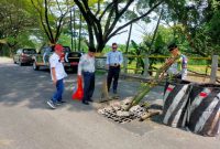 Foto: Petugas saat cek jembatan berlubang di lokasi.