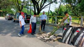 Foto: Petugas saat cek jembatan berlubang di lokasi.