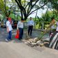Foto: Petugas saat cek jembatan berlubang di lokasi.