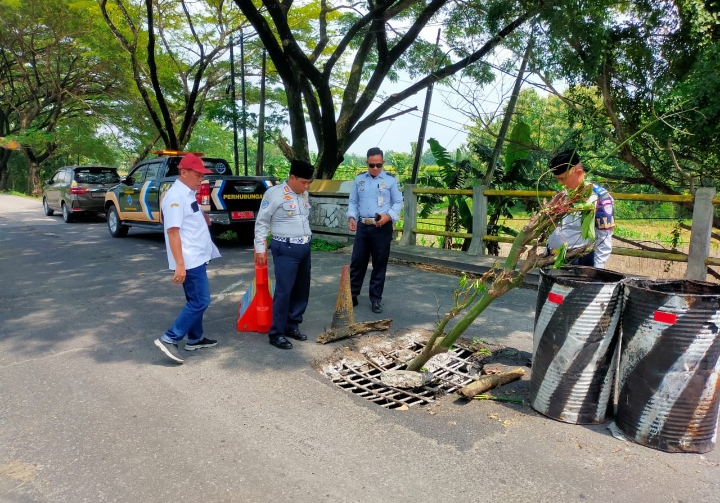 Foto: Petugas saat cek jembatan berlubang di lokasi.