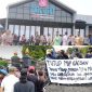 Kolase foto: Massa aksi saat unjuk rasa di depan Pendopo Kab. Kudus dan di depan kafe Mie Gacoan.