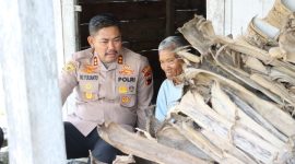 Foto: Kapolres Grobogan AKBP Ike Yulianto Wicaksono, saat berbincang dengan nenek Disabilitas.