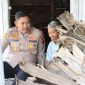 Foto: Kapolres Grobogan AKBP Ike Yulianto Wicaksono, saat berbincang dengan nenek Disabilitas.