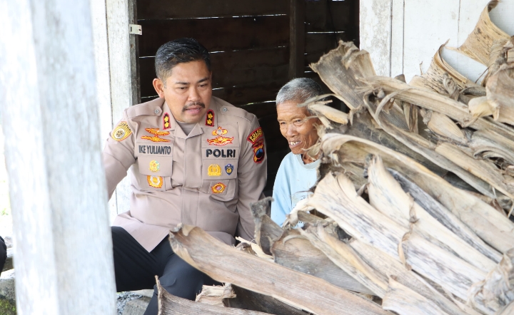 Foto: Kapolres Grobogan AKBP Ike Yulianto Wicaksono, saat berbincang dengan nenek Disabilitas.