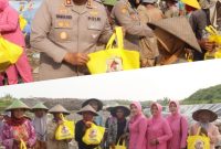 Foto: Kegiatan Kapolres Blora AKBP Wawan Andi Susanto, saat bagikan nasi kotak dan Takjil.