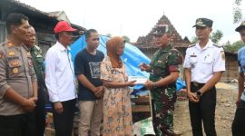 Foto: Dandim Pati Letkol Inf Jon Young Saragi, saat memberikan bantuan.