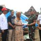 Foto: Dandim Pati Letkol Inf Jon Young Saragi, saat memberikan bantuan.
