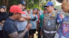 Foto: Pedagang Kaki Lima (PKL) saat berkomunikasi dengan Satpol PP.