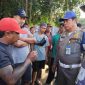 Foto: Pedagang Kaki Lima (PKL) saat berkomunikasi dengan Satpol PP.