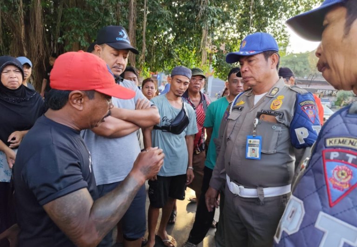 Foto: Pedagang Kaki Lima (PKL) saat berkomunikasi dengan Satpol PP.