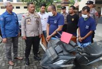 Tersangka curhat saat dihadirkan dalam pres rilis ungkap kasus.