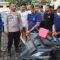Tersangka curhat saat dihadirkan dalam pres rilis ungkap kasus.