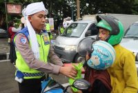 Foto: Petugas Polres Demak, saat membagikan takjil untuk pengguna jalan.