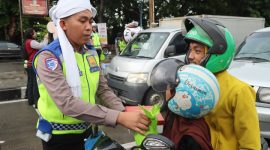 Foto: Petugas Polres Demak, saat membagikan takjil untuk pengguna jalan.
