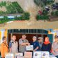 Kolase foto: Tanggul jebol, dan pendistribusian bantuan logistik oleh Bupati Grobogan Setyohadi, didampingi Sekda Grobogan Anang Armunanto. 