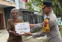 Petugas Polres Demak, saat memberikan bantuan sosial kepada masyarakat.