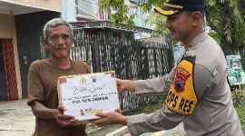 Petugas Polres Demak, saat memberikan bantuan sosial kepada masyarakat.
