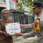 Petugas Polres Demak, saat memberikan bantuan sosial kepada masyarakat.