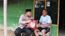 Kapolres Blora AKBP Wawan Andi Susanto, saat memberikan bansos kepada masyarakat.
