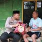 Kapolres Blora AKBP Wawan Andi Susanto, saat memberikan bansos kepada masyarakat.