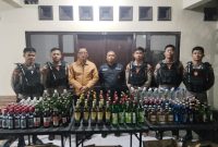 Sat Samapta Polres Demak, saat menunjukan ratusan botol miras berbagai merk hasil razia. 