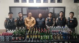 Sat Samapta Polres Demak, saat menunjukan ratusan botol miras berbagai merk hasil razia. 