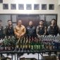 Sat Samapta Polres Demak, saat menunjukan ratusan botol miras berbagai merk hasil razia. 