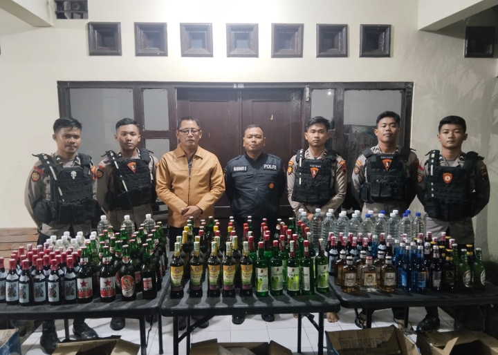 Sat Samapta Polres Demak, saat menunjukan ratusan botol miras berbagai merk hasil razia. 