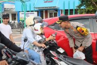 Kapolres Demak, AKBP Ari Cahya Nugraha, saat bagikan takjil disela-sela Patroli Ngabuburit.