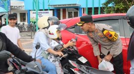 Kapolres Demak, AKBP Ari Cahya Nugraha, saat bagikan takjil disela-sela Patroli Ngabuburit.