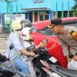 Kapolres Demak, AKBP Ari Cahya Nugraha, saat bagikan takjil disela-sela Patroli Ngabuburit.