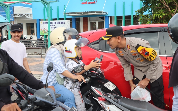 Kapolres Demak, AKBP Ari Cahya Nugraha, saat bagikan takjil disela-sela Patroli Ngabuburit.