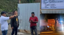 Ketua ELBEHA Barometer, saat cek lokasi galian C. Nampak potongan gambar aktifitas armada galian C.