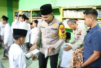 Kapolres Demak AKBP Ari Cahya Nugraha, saat membagikan takjil dan santunan kepada anak panti asuhan.