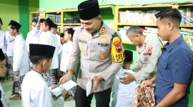 Kapolres Demak AKBP Ari Cahya Nugraha, saat membagikan takjil dan santunan kepada anak panti asuhan.