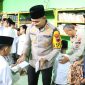 Kapolres Demak AKBP Ari Cahya Nugraha, saat membagikan takjil dan santunan kepada anak panti asuhan.